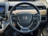 インテリアに合わせたデザインのステアリングは、運転される方のことも考え、運転しやすい形状、大きさです。是非一度、実際に触ってお確かめください。