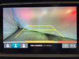 バックでの車庫入れも安心です!リアカメラが付いているバックモニター付のナビディスプレイを装備しております。操作線もついており距離感も画面から確認できます。