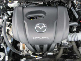 「SKYACTIV-G(ガソリン)」は、規格外の高圧縮を実現し、世界のエンジン技術者に驚きを与えました。さらに、それを維持したままノッキングの発生を抑え、熱効率を向上、走りにも寄与したエンジンです。