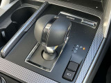 Pレンジの入れ忘れ警告などが可能なエレキシフト(電動シフト)を搭載したフローティングセンターコンソールです。