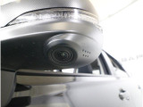 助手席側で見えにくい左前方の映像を、車内のマルチファンクションディスプレイに映し出します。前方への駐車や左寄せ、狭い道でのすれ違いなど、さまざまなシーンで安心して運転できる便利な機能です。
