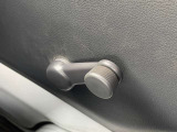運転席と助手席のドアガラス昇降は手動になります。