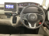 【ハンドル】運転にかかわる様々な操作を安全に行えるように視点移動が少なく操作性に配慮されたスイッチ類が凝縮されたコックピットです。
