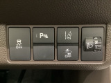 ハンドルの右側にはヘッドライトレベライザーとHondaセンシング用のメインスイッチがついています。ヘッドライトレベライザーは道路状況や積荷の加重に応じてライトの高さを調節できます。