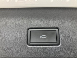 ドアハンドルの操作のみで作動する電動トランク。挟み込み防止機能により、より安全に動作します。