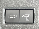 【パワーバックドア】スマートキーや運転席のボタンを押すだけでリアゲートが自動で開閉します!荷物を持っている時や、高い位置にあるバックドアを閉める際に便利な機能です♪