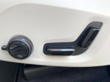 【メモリー機能付きパワーシート】ドライバーごとに設定したシート位置を記憶して、ボタン一つで切り替えできる便利な機能!運転する方が複数名いらっしゃるご家庭におすすめです。