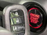 【Hondaスマートキー】カバンやポケットに入れたままでもドアの施錠・解錠が可能なスマートキーを装備。エンジンのオン・オフ時もカギを取り出す必要が無いからとっても便利です♪