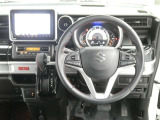 【徹底洗浄クリーニング実施済】運転席からの視界はこんな感じです☆お気軽にご来店いただき、実際に座って是非お確かめください。ドライバーに寄り添う快適な操作フィールをもたらすステアリングです。