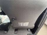 運転席シートバックは買い物フックが付いてます。