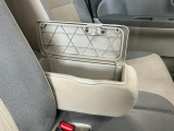 【フロントセンターアームレスト(ボックス付き)】運転席と助手席の間には、小物が収納できるボックス付のアームレストが装備!必要な物をぱっと取り出せて車内もスッキリです♪