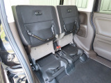 リアシートの座面をはねあげれば、横倒し出来ない背の高い荷物も載せられます。多彩なシートアレンジ!