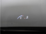 ◆HUD(ヘッドアップディスプレー)◆道路標識や、駆動力の配分状況なども表示します。少ない視線・焦点移動で必要な情報を読み取れます。