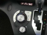 【オートエアコン】車内温度を感知して自動で温度調整をしてくれるのでいつでも快適な車内空間を創り上げます!どの席に座っても快適なドライブが楽しめます♪