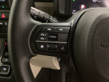 ハンドルにオーディオの操作スイッチが装備されています。視線を前方から外さずハンドルから手を離さずに操作できるので安心です。