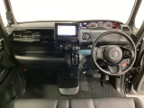 車内は光触媒抗菌消臭施工済です。スタイリッシュなデザインでスポーティなインパネ周りを演出します。グローブボックスやカップホルダーのほかにトレーなどたくさんの収納スペースが付いています。