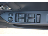運転席側パワーウインドウは、オートアップ&ダウン機能付き。ワンタッチで自動開閉できます。開閉操作をロックする事も出来ます。
