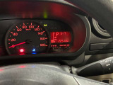 視認性に優れたメーターを採用しており、走行中でも車速や情報が分かりやすく表示されます。運転時の視線移動をむりのない範囲に抑え、快適で安心感のあるドライブをサポートします。