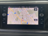 スマートフォン感覚で使いこなせるタッチディスプレイや、自然な対話で目的地を設定できる音声認識機能に対応したAVナビゲーションシステムです。ETC2.0と連動したリアルタイム交通情報も受信します。