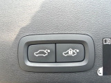 【パワーバックドア】スマートキーや運転席のボタンを押すだけでリアゲートが自動で開閉します!荷物を持っている時や、高い位置にあるバックドアを閉める際に便利な機能です。