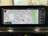 BMWのナビゲーションは操作性も良く、詳細な地図情報と交通状況を見やすく表示し、快適なドライビングをサポートしながら目的地までナビゲートします。