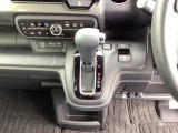 足元スッキリ、インパネシフトです。パーキングブレーキは電子制御パーキングブレーキタイプなので、運転席と助手席の間がスッキリしています。