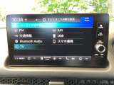 HondaCONNECT対応の便利なナビディスプレー。お持ちのスマートフォンと連携して、ナビやBluetoothでの音楽再生が可能です。デザインはもちろん、操作性も良好です。