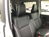 運転席助手席はベンチシートになっており、広々座れます☆