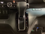 CVT車のセレクトレバーです。低速から高速まで、変速ショックのないスムーズな走りを実現するとともに、エンジン効率のよい領域を維持することで燃費にも貢献します。