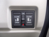 簡単操作で開け閉めラクラクの両側電動スライドドア装備です。小さなお子様からお年寄りまでボタン一つで簡単にドアの開閉が可能です!