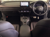 車内は光触媒抗菌消臭施工済です。インパネ周りはスタイリッシュなデザインで機能や装備も充実しています。グローブボックスやカップホルダーのほかにトレーなどたくさんの収納スペースが付いています。