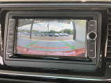 ギアをリバースに入れると車両後方の映像を映し出します。画面にはガイドラインが表示され、車庫入れや縦列駐車などの際に安全確認をサポートします。