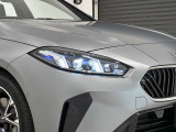 アダプティブLEDヘッドライトはステアリングを切った方向を照らします。