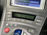 【オートエアコン】一度お好みの温度に設定すれば、車内の温度を検知し風量や温度を自動で調整。暑い&hellip;寒い&hellip;と何度もスイッチ操作をする必要はありません。快適な車内空間には必須の機能ですね♪