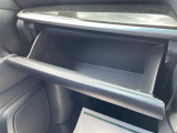【グローブボックス】『グローブボックス』の画像になります。車検証ケースや日頃使う小物類の収納に便利ですね!