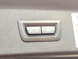 ●電動リアゲート:ワンタッチでリアゲートの開閉ができ、荷物などで両手が塞がっている状態でも簡単に開閉ができる便利機能です。