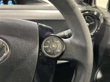 ステアリングスイッチ付きで、運転中に視線を前に向けたまま操作できます。