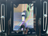 【360&deg;ビューカメラ】4台の高解像度カメラで360度の鳥瞰図を表示。隣の車や壁、死角にある障害物などを画面で確認できるため、狭いスペースでの駐車・出入りも安心です。