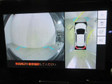 パノラミックビューモニター付きです。車両を上から見たような映像をディスプレイオーディオ画面に表示。運転席からの目視だけでは見にくい、車両周辺の状況をリアルタイムでしっかり確認できます。