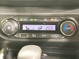 【オートエアコン】一度お好みの温度に設定すれば、車内の温度を検知し風量や温度を自動で調整。暑い&hellip;寒い&hellip;と何度もスイッチ操作をする必要はありません。快適な車内空間には必須の機能ですね♪
