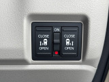 両側電動スライドドアです。リモコンや運転席スイッチ、ドアハンドルの操作で自動開閉。お子さまを抱きかかえている時や荷物の多い時などに便利です。