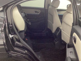 チップアップ&ダイブダウン機能付き【ULTR SEAT】は後席座面を左右分割で跳ね上げることができます。トランクで積載できない背の高い荷物をラクラク収納できます。ホンダ車ならではの人気装備です♪