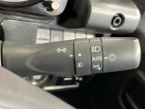【オートライト】周りの明るさに応じて自動でヘッドライトの点灯・消灯ができる機能です!ライトの付け忘れ・消し忘れなどが無くなり、雨の日や夕方の走行も安心!トンネル通過時も便利ですね♪