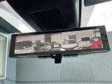 [スマートルームミラー]車両後方をミラーに映し出すため、悪天候の時でも視界は良好♪