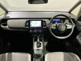 使いやすいレイアウトのダッシュボード周辺です。オートエアコンや小物入れなど嬉しい装備が満載です。