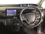 【ハンドル】運転にかかわる様々な操作を安全に行えるように視点移動が少なく操作性に配慮されたスイッチ類が凝縮されたコックピットです。