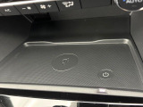 【ワイヤレス充電】車のワイヤレス充電は、スマートフォンを充電パッドに置くだけで簡単に充電できる便利な機能です。ケーブルが不要なので車内がすっきりし、運転中でも安全に使えます。