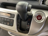 CVT車のセレクトレバーです。低速から高速まで、変速ショックのないスムーズな走りを実現するとともに、エンジン効率のよい領域を維持することで燃費にも貢献します。