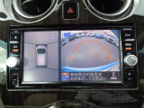 見下ろしているかのような映像で、駐車もスムーズにできる。アラウンドビューモニター