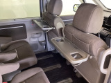 運転席・助手席の背もたれには、2列目シート用にカップホルダー付きの「格納式のシートバックテーブル」を装備しています。休憩時のちょっとした時間などカップを置いたり、小物置きに使えて便利です。